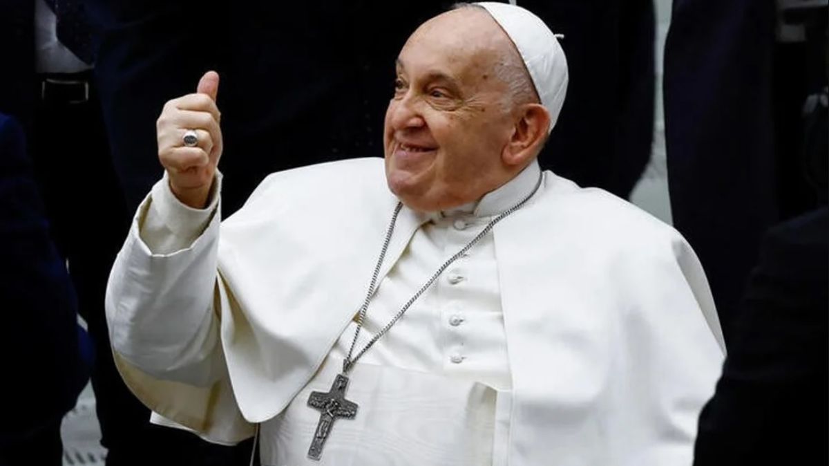 Desde el 2022, el papa Francisco se desplaza en silla de ruedas por sus problemas óseos. Desde el 2022, el papa Francisco se desplaza en silla de ruedas por sus problemas óseos.