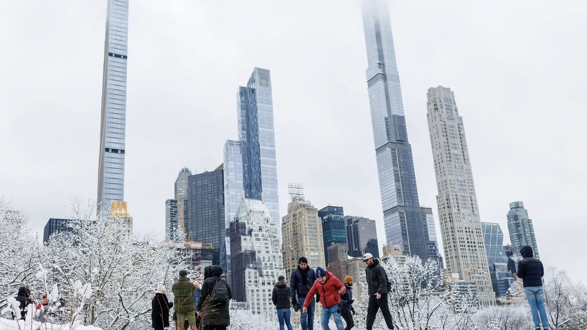 Los neoyorquinos se preparan para enfrentar un invierno más nevado, mientras las calles se llenan de vida entre copos de nieve y abrigos pesados Los neoyorquinos se preparan para enfrentar un invierno más nevado, mientras las calles se llenan de vida entre copos de nieve y abrigos pesados