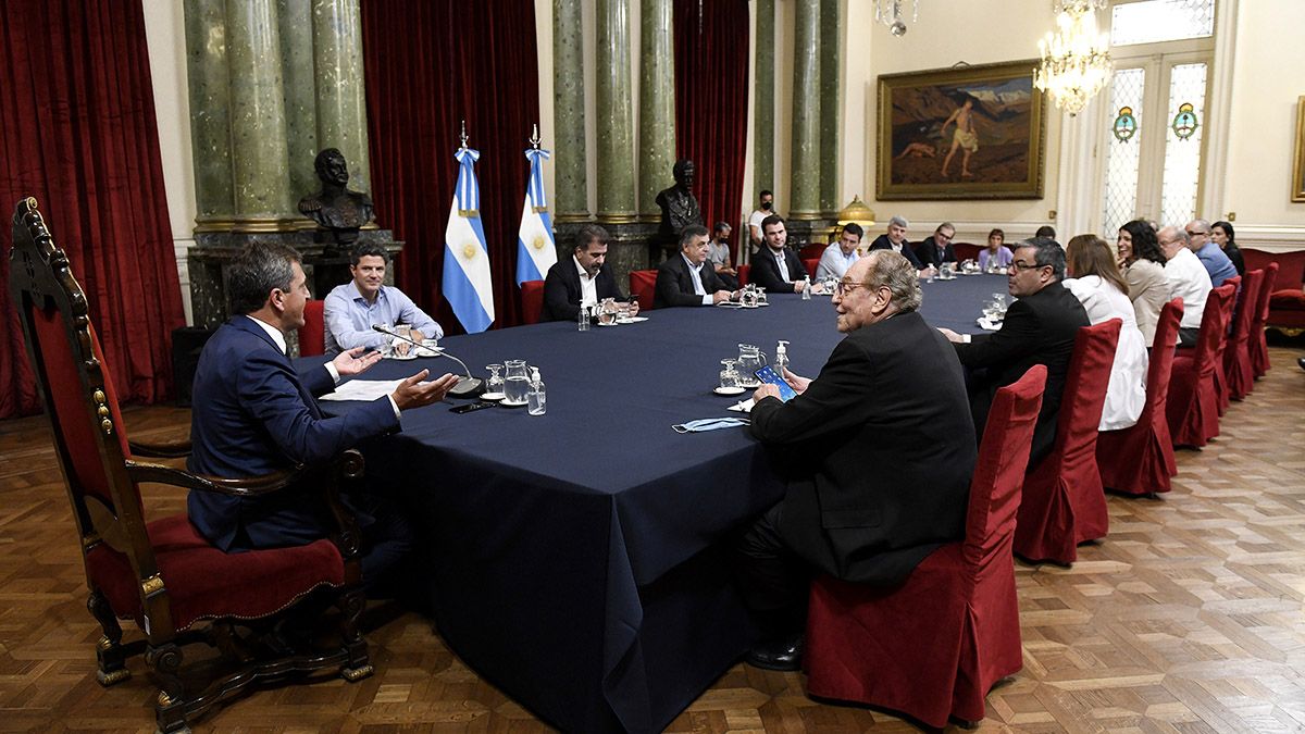 El presidente de la C&aacute;mara de Diputados, Sergio Massa, los presidentes de bloque, Germ&aacute;n Mart&iacute;nez; Cristian Ritondo; Mario Negri; Rodrigo de Loredo; Juan Manuel L&oacute;pez; Alejandro Rodr&iacute;guez; y Luis Digi&aacute;como e integrantes de la comisi&oacute;n de Presupuesto y Hacienda durante la reuni&oacute;n.