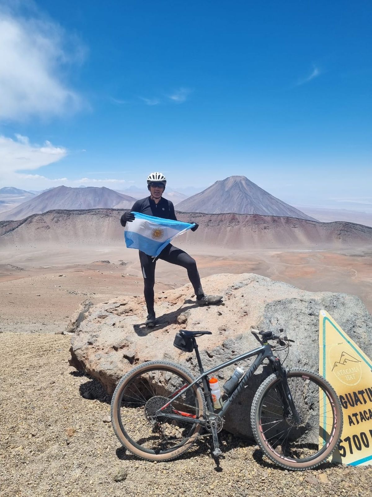 Imponente imagen de Juan Pablo con la bici y un paisaje extraordinario. Imponente imagen de Juan Pablo con la bici y un paisaje extraordinario.