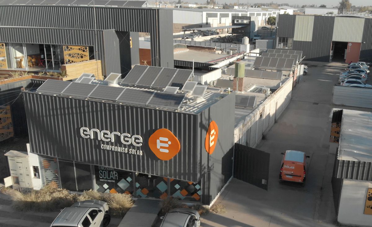 Energe posee una planta de producción propia que cuenta con certificaciones de calidad (ISO 9001) y que combina la fabricación de productos que contribuyen al planeta y crean empleo genuino.