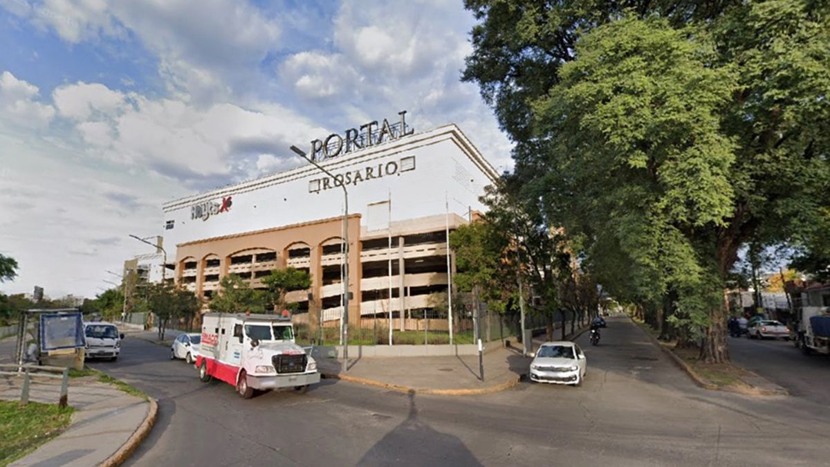 Un hombre que intentó robarse un equipo de aire acondicionado de un shopping, se arrojó al vacío sufriendo una lesión y fue detenido Un hombre que intentó robarse un equipo de aire acondicionado de un shopping, se arrojó al vacío sufriendo una lesión y fue detenido