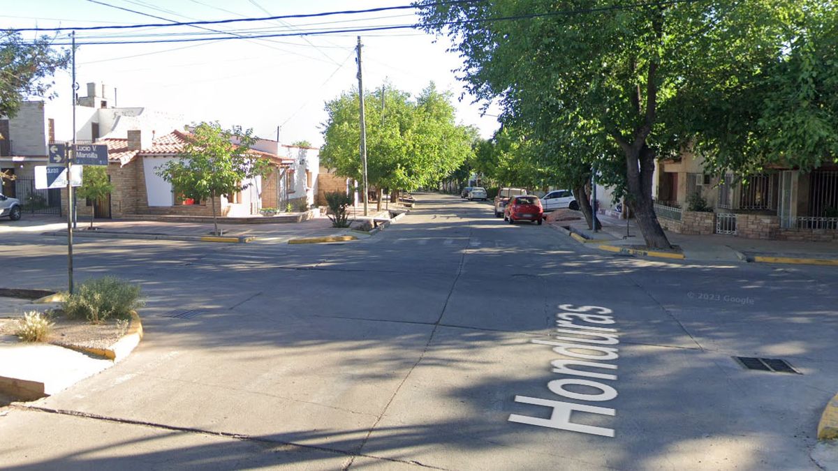 Los delincuentes fueron atrapados en calle Mansilla y Honduras, de Godoy Cruz, cuando escapaban de una ferretería donde se metieron a robar. Los delincuentes fueron atrapados en calle Mansilla y Honduras, de Godoy Cruz, cuando escapaban de una ferretería donde se metieron a robar.