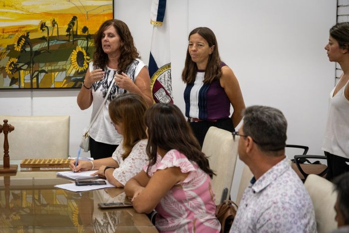 Claudia Ferrari, subsecretaria de Educación, da indicaciones a los docentes concursantes. A su lado, la jefa de Gabinete del Ministerio de Educación, Cultura, Infancias y DGE, Daniela García. Claudia Ferrari, subsecretaria de Educación, da indicaciones a los docentes concursantes. A su lado, la jefa de Gabinete del Ministerio de Educación, Cultura, Infancias y DGE, Daniela García.
