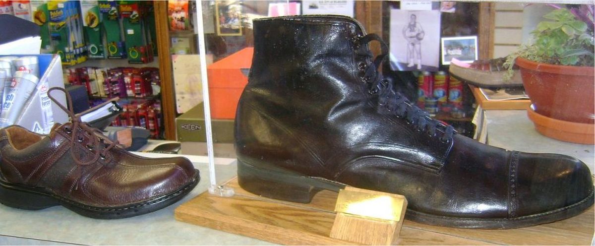 Un zapato de tamaño común al lado del que usaba Wadlow. / gentileza Un zapato de tamaño común al lado del que usaba Wadlow. / gentileza