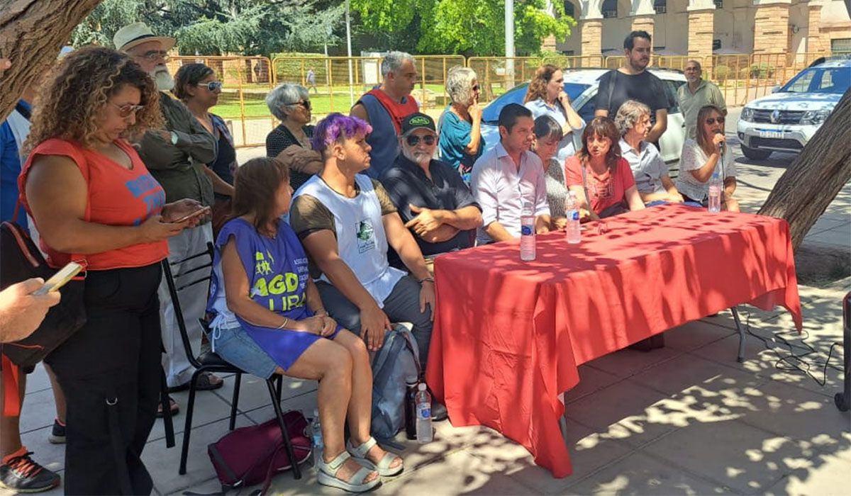 La mesa que instalaron para pedir por la liberación de Martín Rodríguez.
