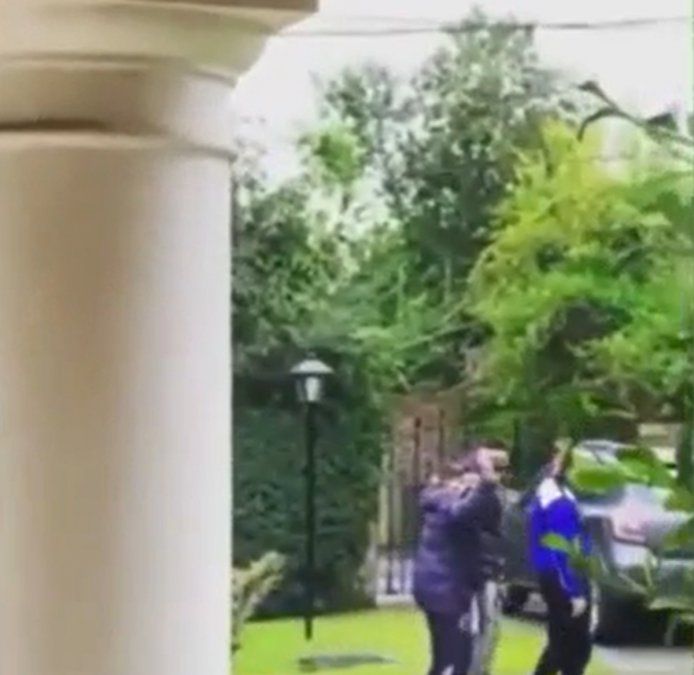 Maradona saluda a un niño. Fue su última imagen con vida.