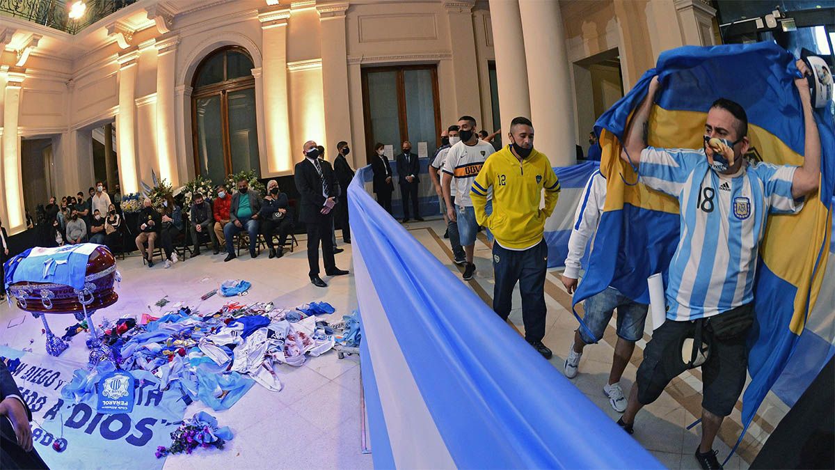 METROles de personas despidieron los restos de Diego Maradona.