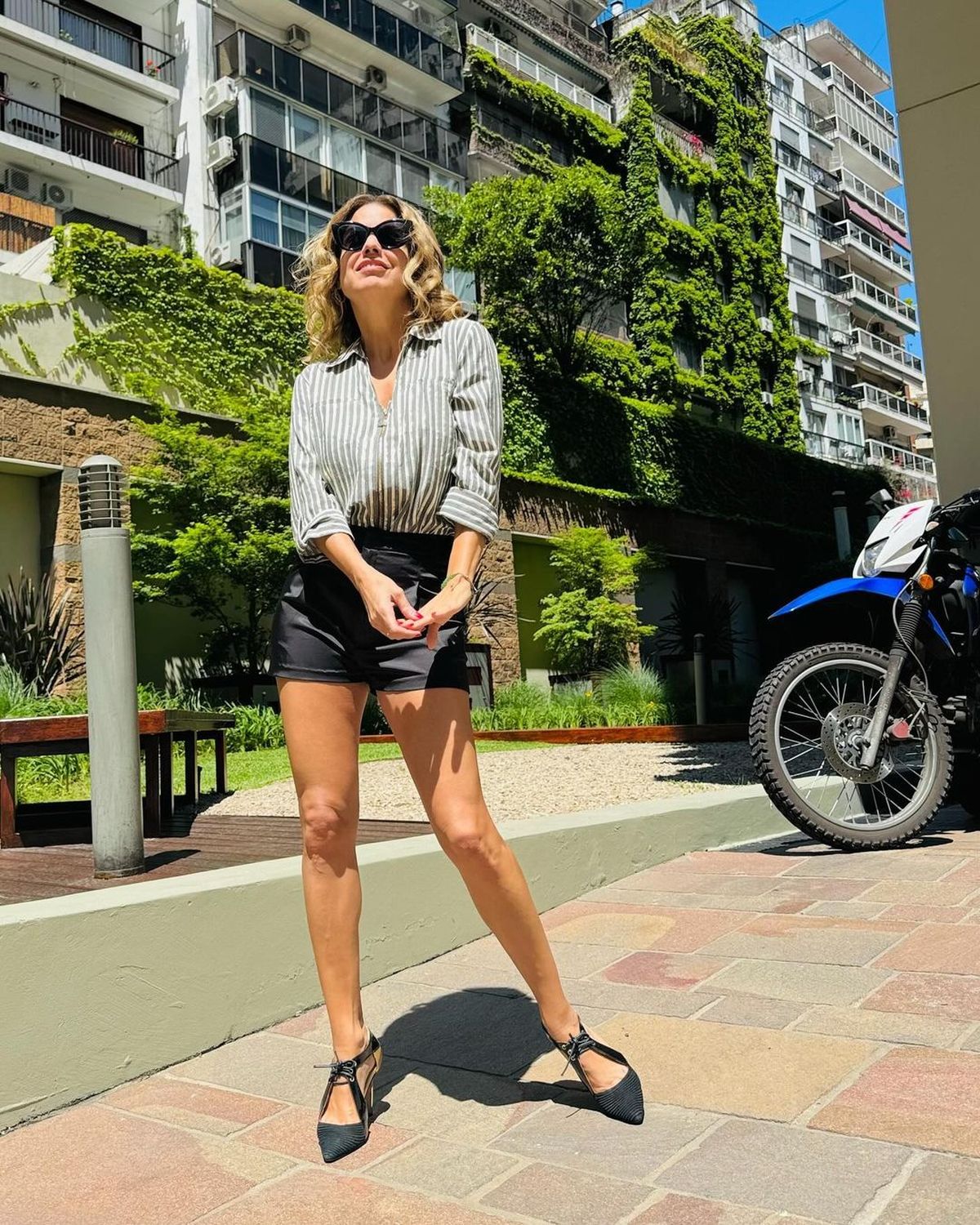 A sus 50 años, Marina Calabró se suma a los shorts ultra XS en clave cuero y paraliza la primavera. A sus 50 años, Marina Calabró se suma a los shorts ultra XS en clave cuero y paraliza la primavera.