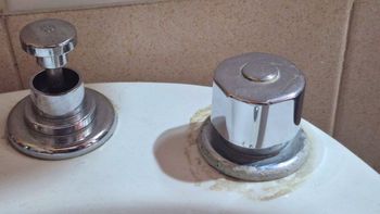 El sencillo truco para quitar el sarro acumulado en las canillas del baño El sencillo truco para quitar el sarro acumulado en las canillas del baño