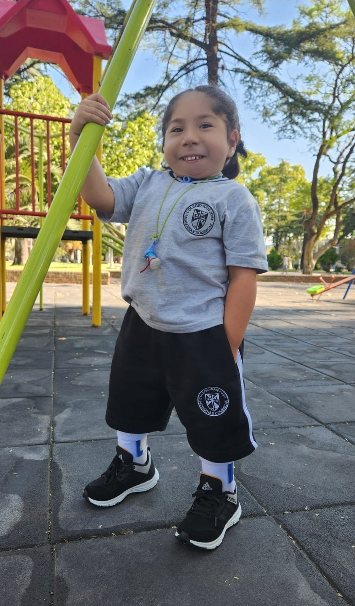 Pilar hace rehabilitación, tiene traqueotomía y botón gástrico. Pilar hace rehabilitación, tiene traqueotomía y botón gástrico.