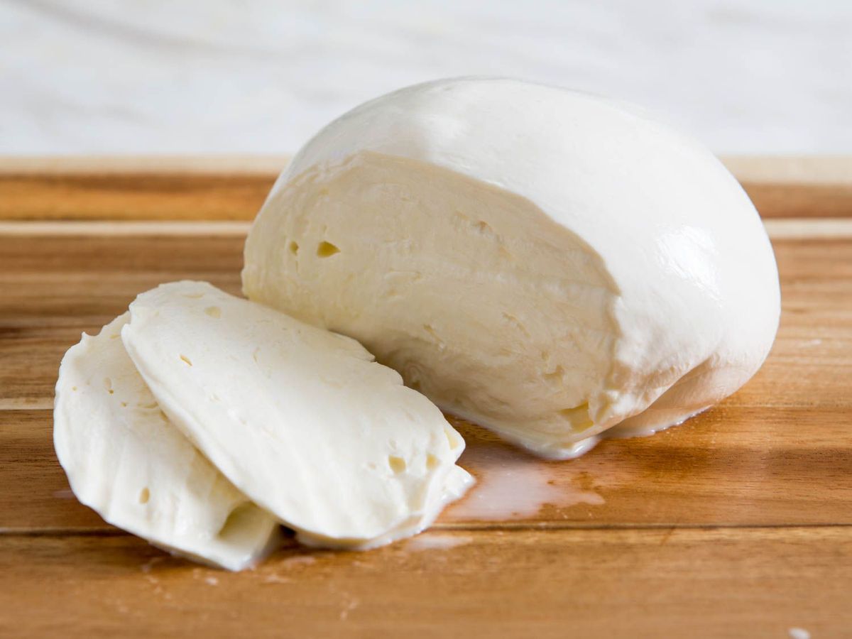 La mozzarella fresca, una opción muy saludable en las cantidades adecuadas. La mozzarella fresca, una opción muy saludable en las cantidades adecuadas.