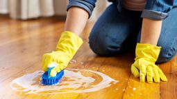 Usando solo 2 ingredientes, crea este abrillantador casero para pisos Usando solo 2 ingredientes, crea este abrillantador casero para pisos