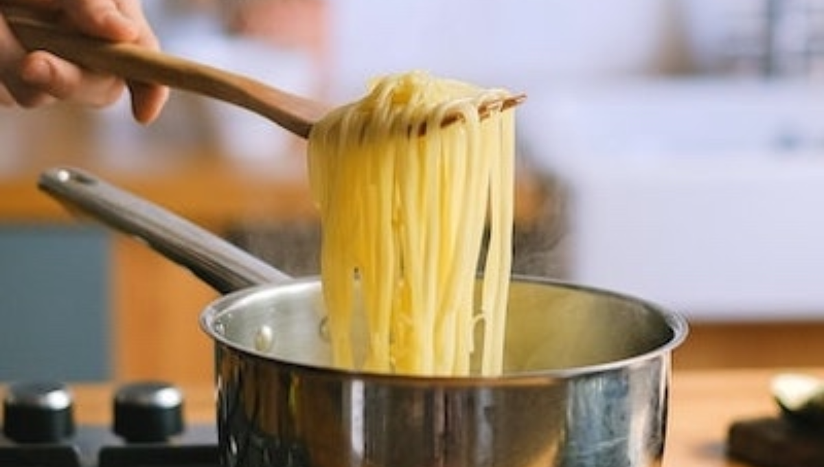 El tesoro del agua de cocción de las pastas: 5 trucos caseros para aprovechar este líquido que vale oro