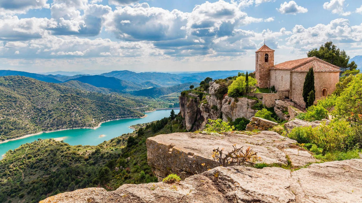 Este pequeño pueblo en Cataluña tiene el mirador más increíble de todo España. Este pequeño pueblo en Cataluña tiene el mirador más increíble de todo España.