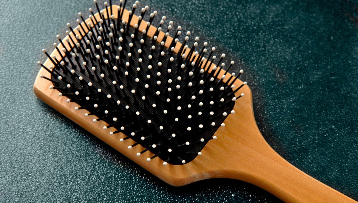 Lo ideal es limpiar el cepillo semanalmente y cambiarlo una vez que las cerdas est&eacute;n deterioradas o rotas.&nbsp;