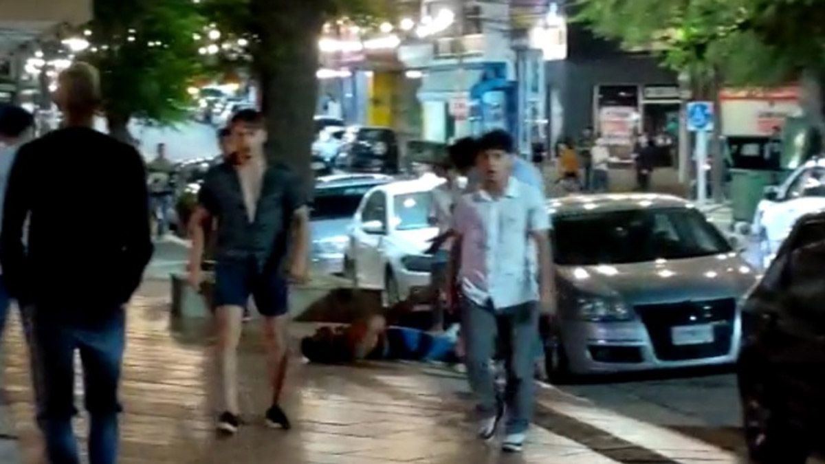 El momento en que Máximo Thomsen abandona la zona en donde golpeó a Fernando Báez Sosa, en enero de 2020, en Villa Gesell