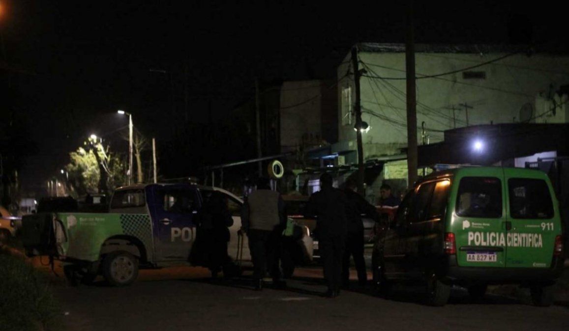 El policía llegaba a su casa cuando cuatro delincuentes lo amenazaron para robarle el auto y se produjo un tiroteo que provocó la huida de los ladrones