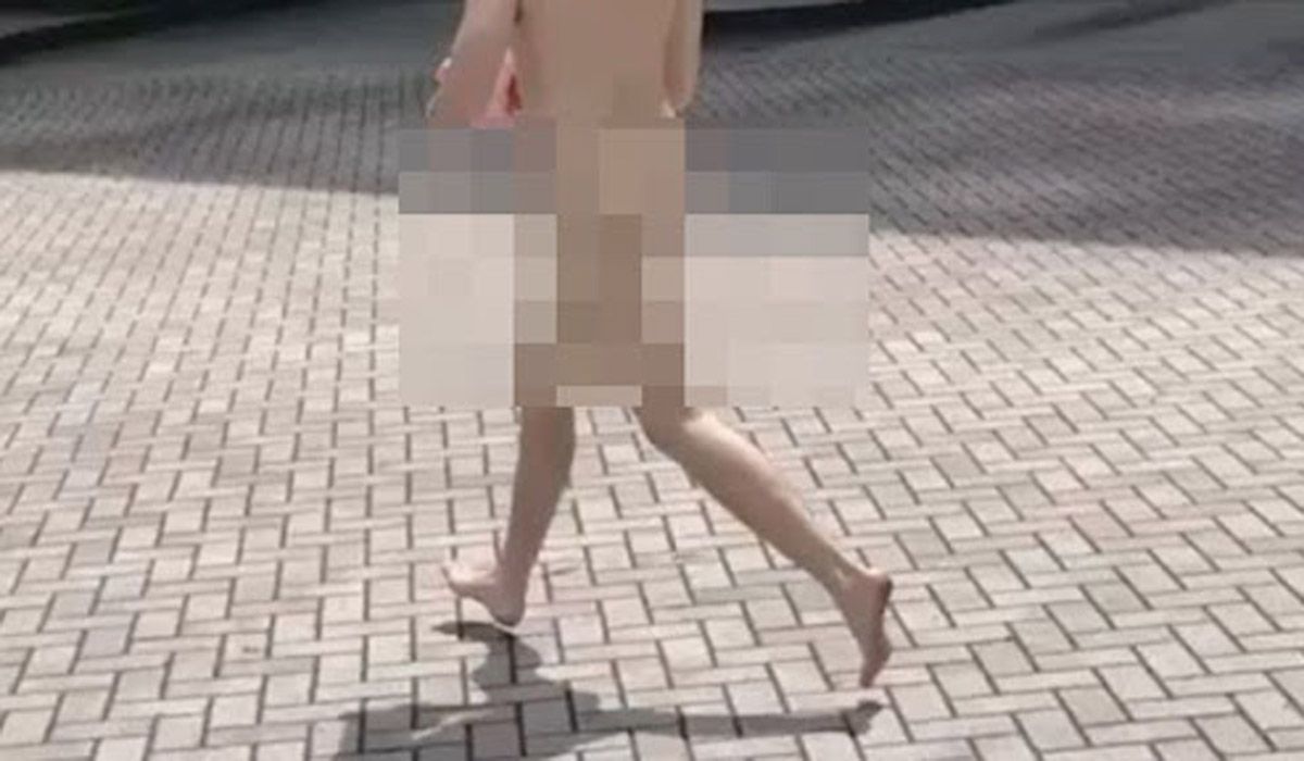 Corría desnudo, lo detuvieron y murió en la calle