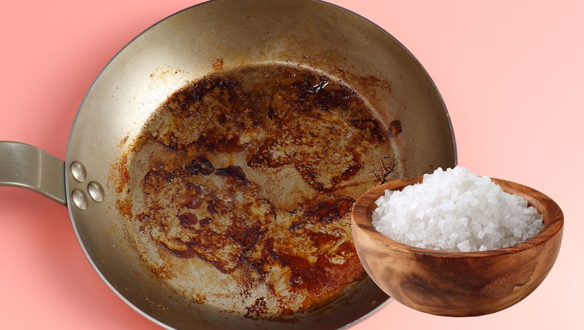 Se trata de un truco infalible que utiliza solo sal para dejar cualquier sartén como nueva, eliminando residuos quemados sin necesidad de químicos agresivos ni estropajos metálicos.
