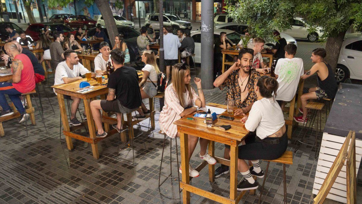Los bares deberán cerrar antes con las nuevas restricciones