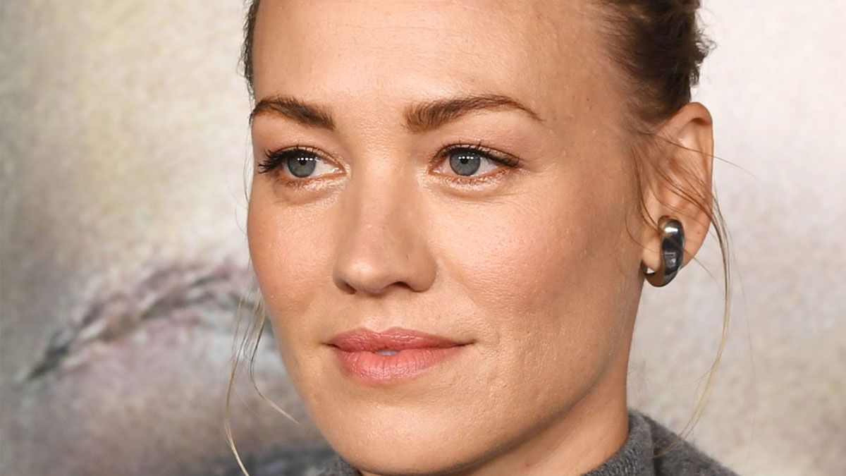 La actriz Yvonne Strahovski  interpreta a Sofie Werner en la serie Desplazados, de Netflix.