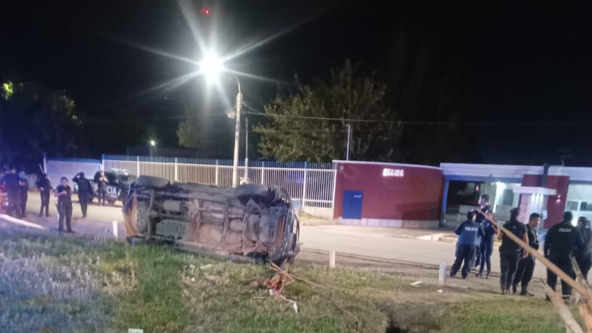 Un delincuente murió luego de caer al zanjón y el otro quiso huir pero fue atrapado por la Policía. Un delincuente murió luego de caer al zanjón y el otro quiso huir pero fue atrapado por la Policía.