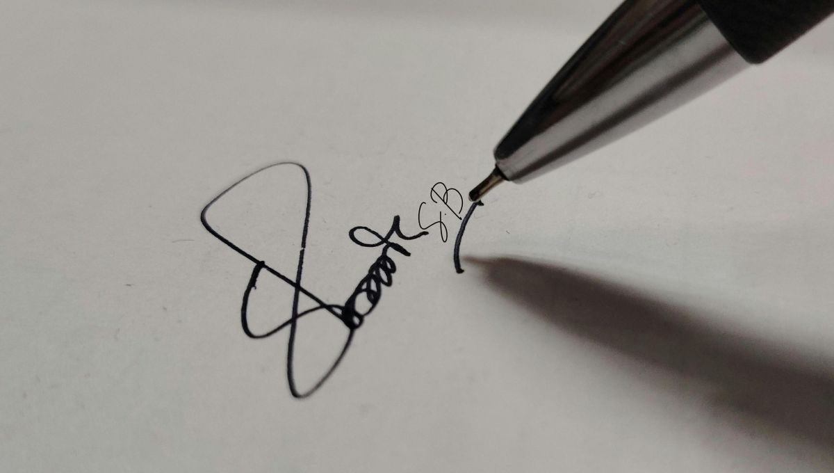 Qúe significa cuando una persona pone las iniciales de su nombre en la firma