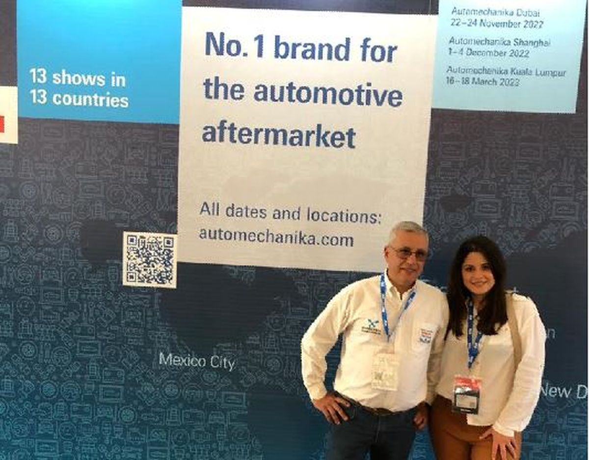 Roberto Gómez, director de Megamecánica junto a su hija Lourdes, Responsable de Aministración contable y Marketing. Participaron de Automecanika, una importante feria internacional autopartista que se realiza en Buenos Aires.