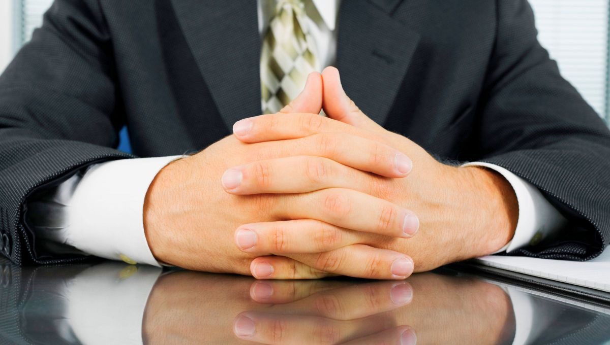 Qué significa el gesto de entrelazar los dedos ante una situación