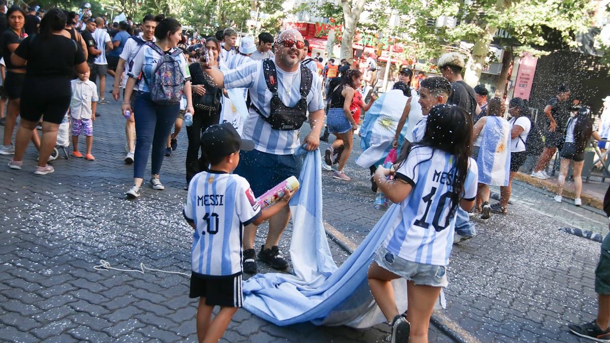 Los festejos multitudinarios en Mendoza se dieron el mismo domingo en el que la Selección Argentina se consagró en Qatar. El feriado nacional del 20 de diciembre, la actividad fue casi normal.