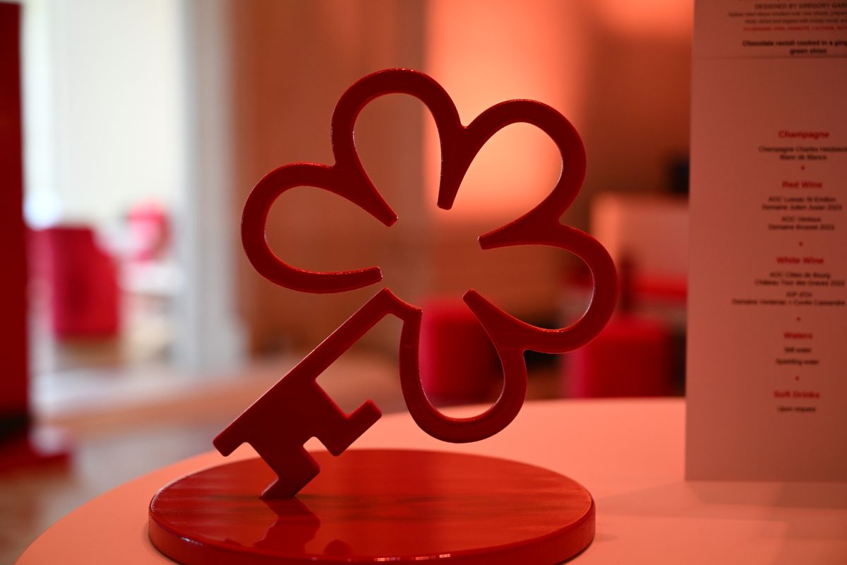 Una de las estatuillas de la Guía Michelin a los mejores hoteles del mundo. En lugar de Estrellas, aquí se entregan Llaves.
