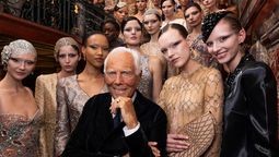 Giorgio Armani posando al final del desfile de Armani Privé Primavera Verano 2025. Imagen: Vogue.