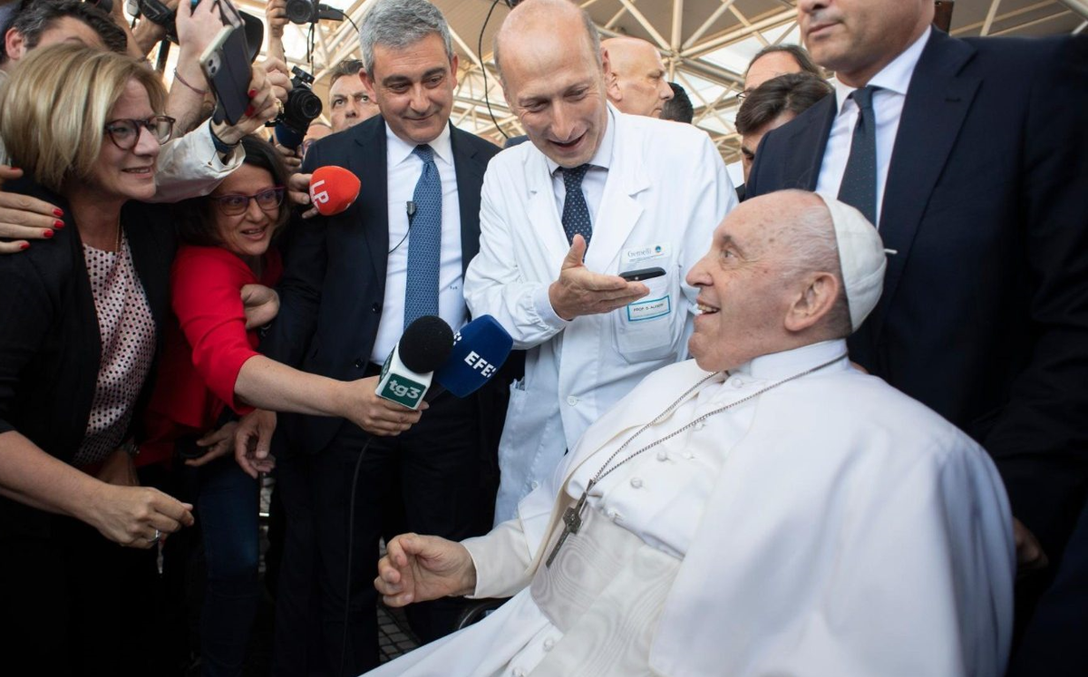 Sergio Alfieri (centro de la imagen) fue el médico del papa Francisco. Sergio Alfieri (centro de la imagen) fue el médico del papa Francisco.