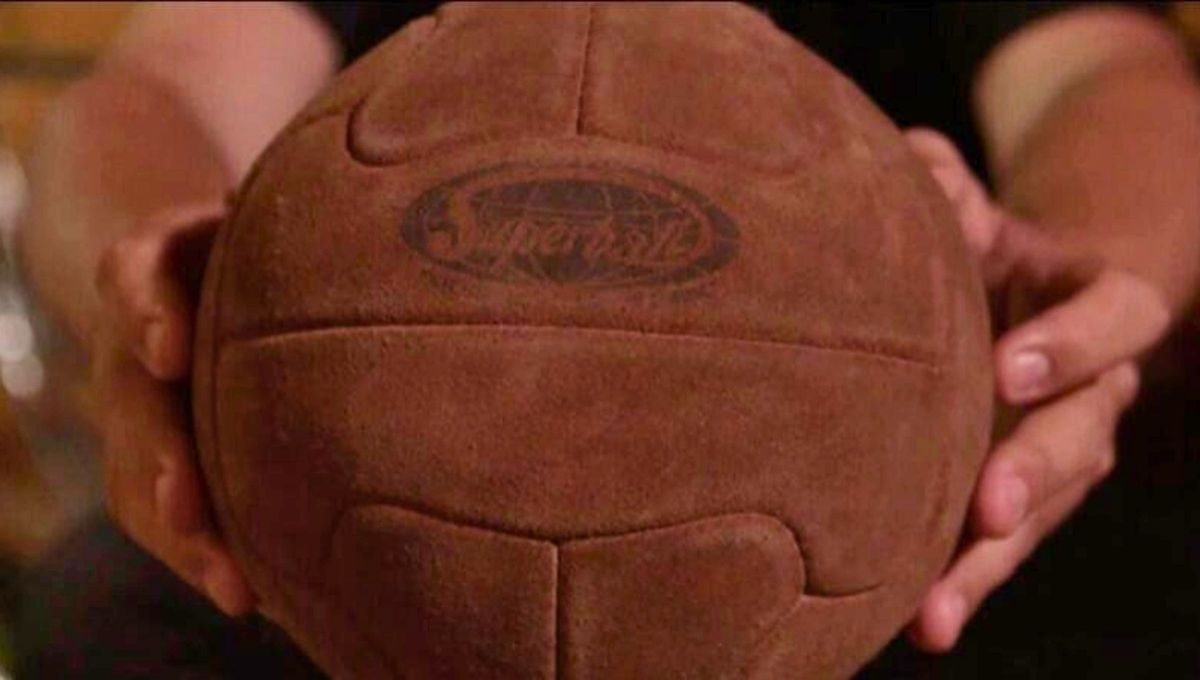 En Bell Ville, la ciudad donde nació Mario Alberto Kempes, se inventó la primera pelota sin costuras del mundo y se patentó en marzo de 1931 como “Superball”. En Bell Ville, la ciudad donde nació Mario Alberto Kempes, se inventó la primera pelota sin costuras del mundo y se patentó en marzo de 1931 como “Superball”.