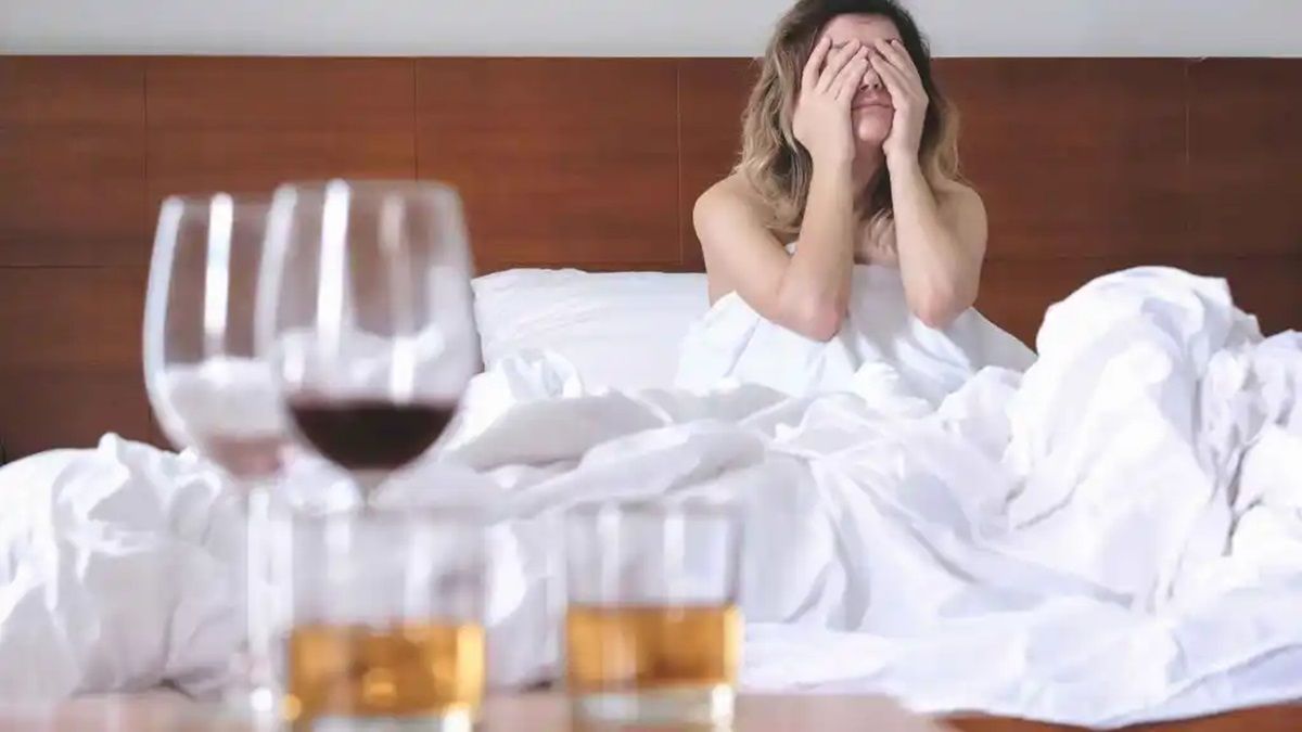 La resaca es la reacción más común a los excesos de alcohol, pero también existen otras afecciones.&nbsp;