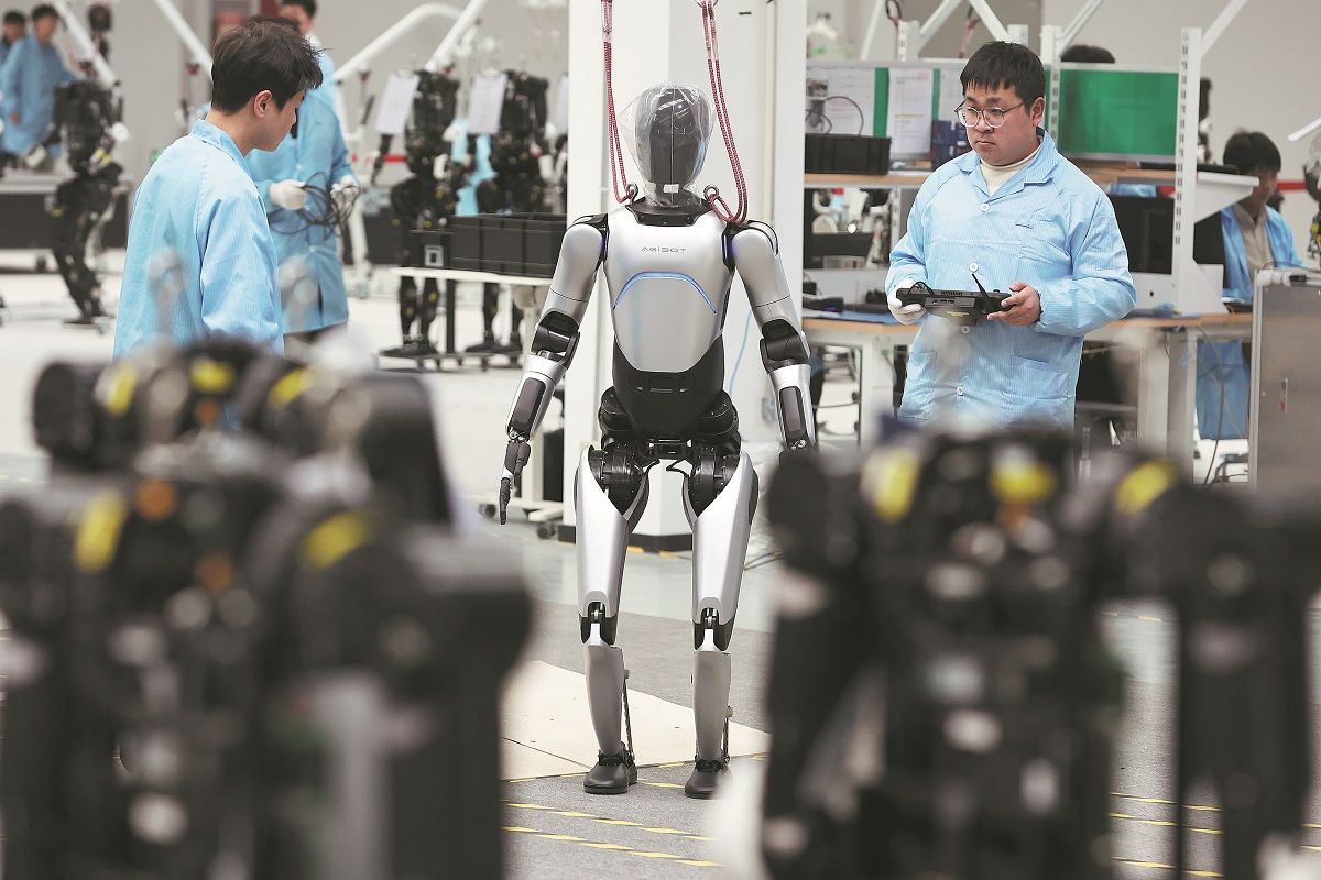 Ingenieros capacitan a un robot humanoide en una fábrica de Shanghai. TANG YANJUN / SERVICIO DE NOTICIAS DE CHINA