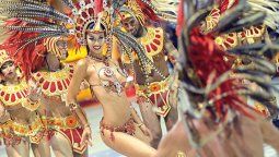 Comparsas salen a alegrar los corazones