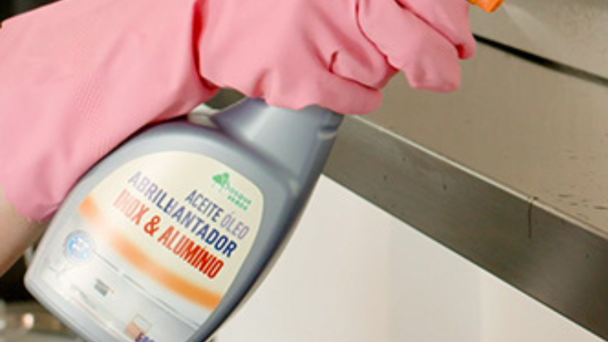 Mercadona tiene el aceite abrillantador, más apropiado para eliminar manchas y huellas en grandes superficies.