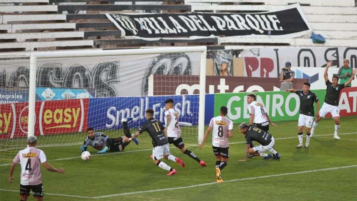 Gimnasia empató con Chacarita, pero mereció más