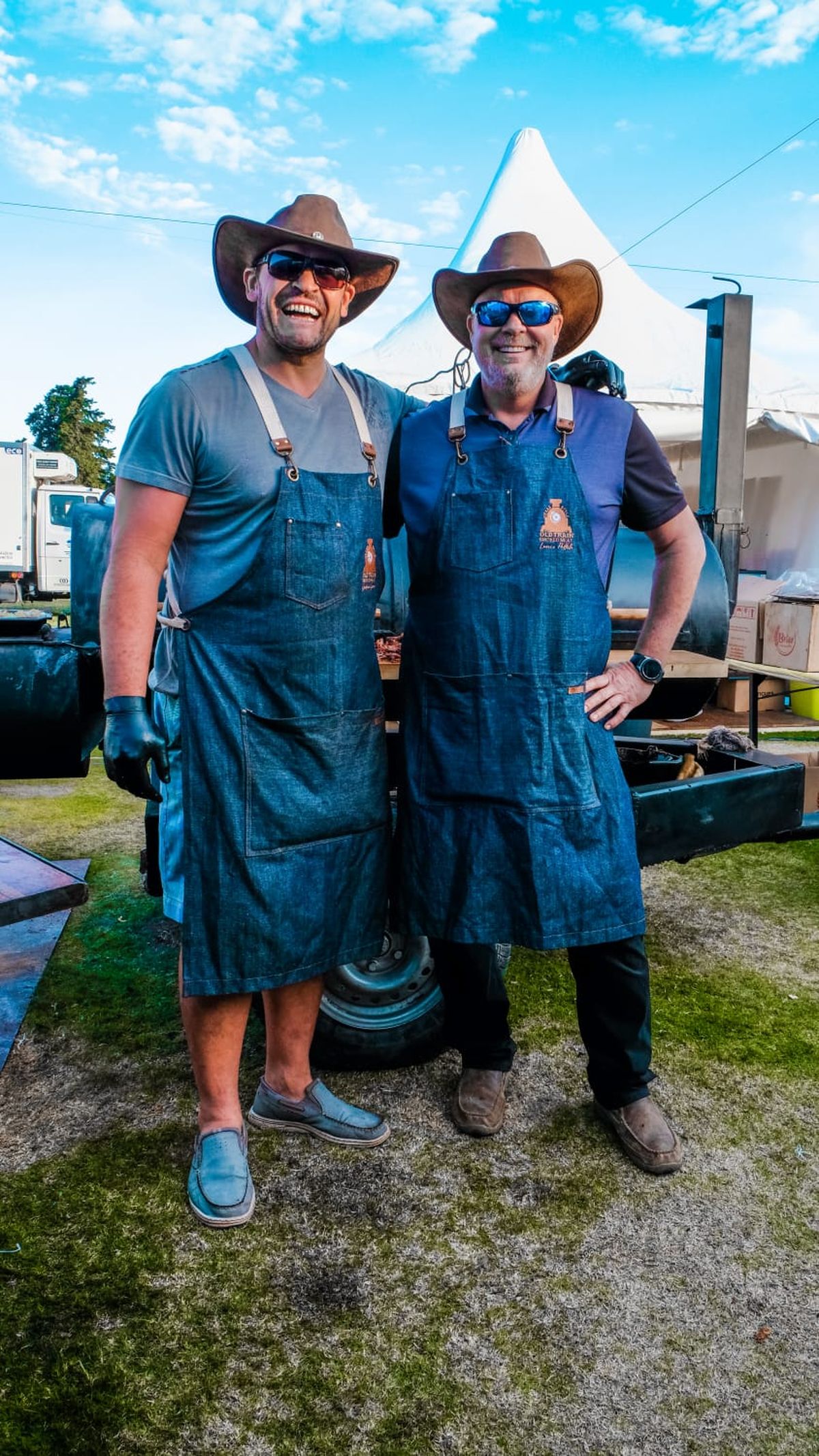 Gustavo Gómez y Lance Pattillo, su socio estadounidense que le enseñó los secretos del ahumador de carnes.