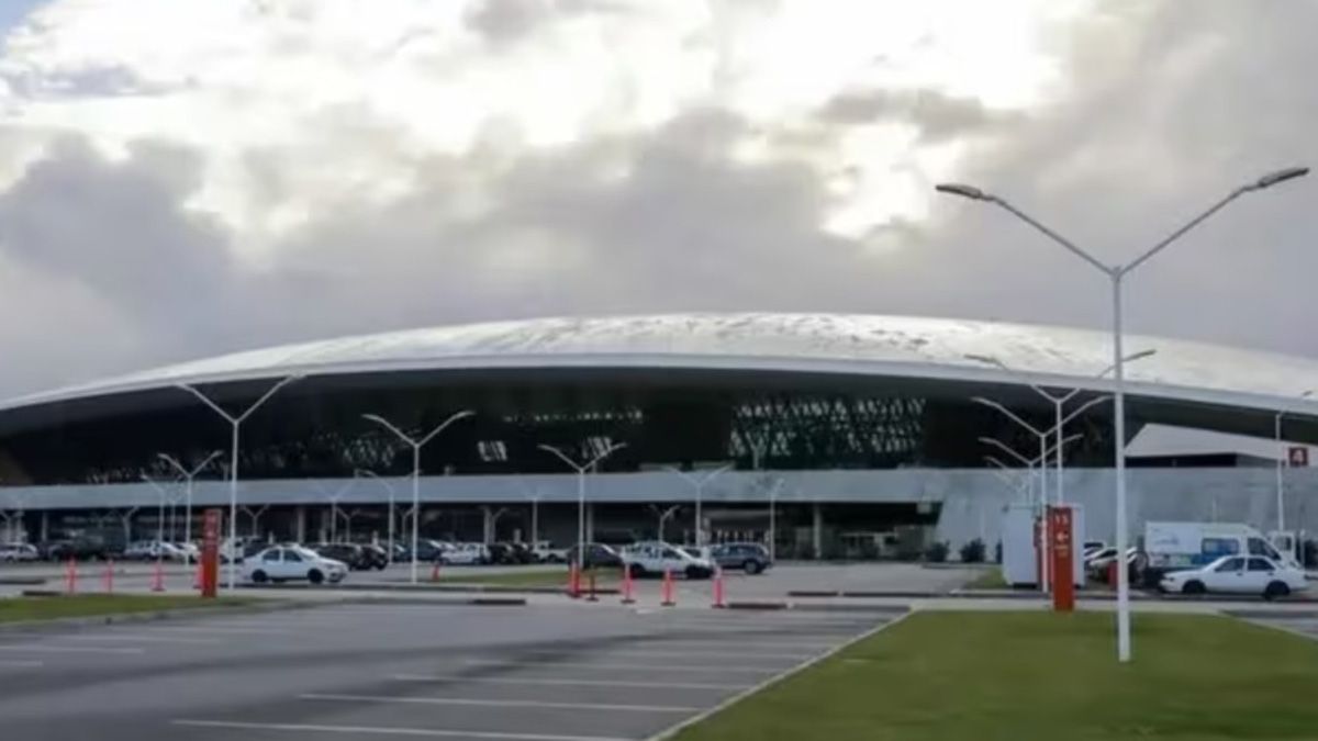 El avión en que murió un pasajero, partió desde Roma y debía aterrizar en Ezeiza pero tuvo que desviarse a Uruguay El avión en que murió un pasajero, partió desde Roma y debía aterrizar en Ezeiza pero tuvo que desviarse a Uruguay
