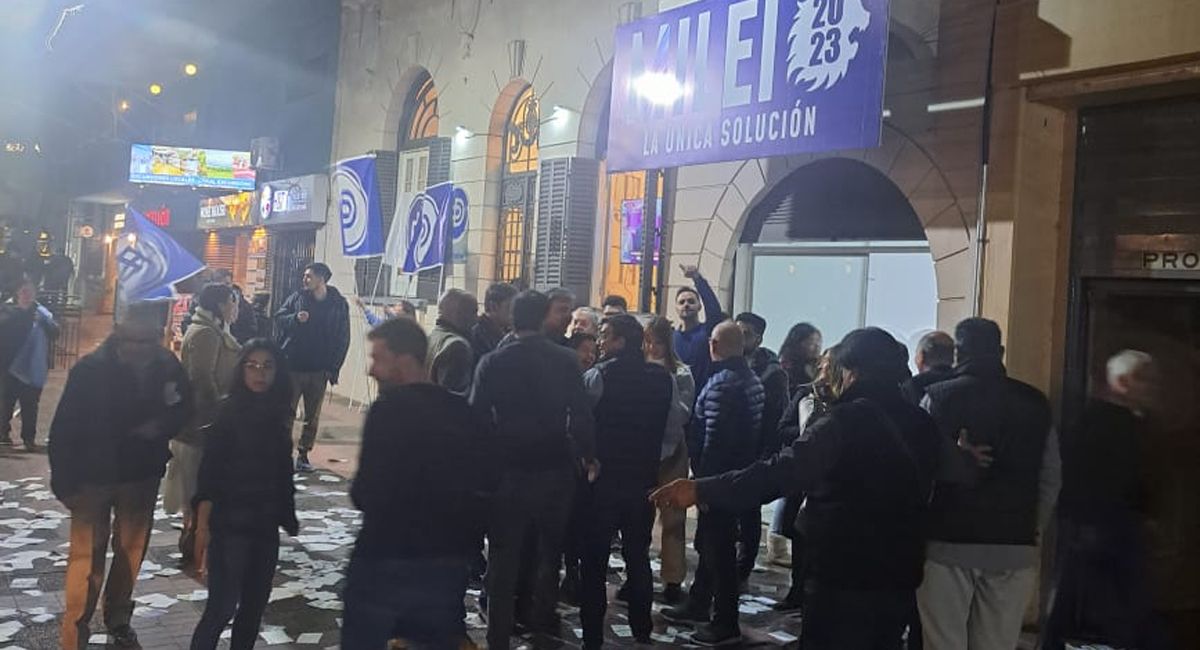 La sede del PD en Mendoza fue epicentro de festejos en la noche de este domingo.