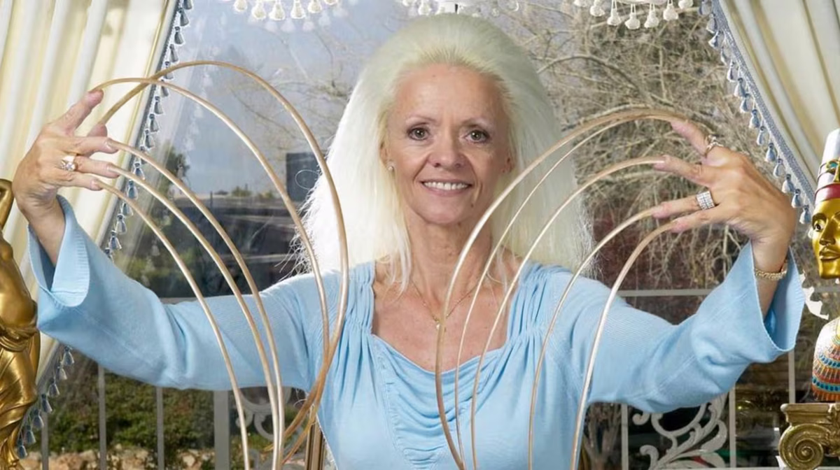 En 1979, esta mujer tomó la decisión de dejar de cortarse las uñas. En 1979, esta mujer tomó la decisión de dejar de cortarse las uñas. 