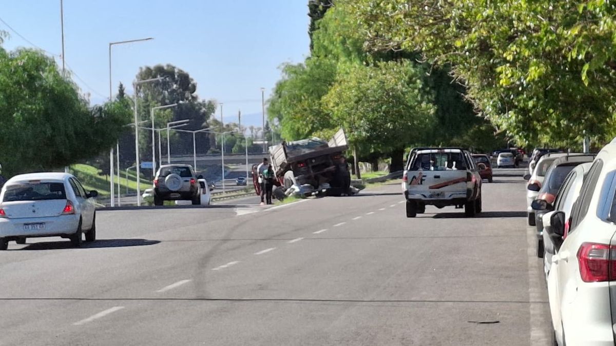El cami&oacute;n qued&oacute; pr&aacute;cticamente sobre una de las salidas del Acceso Sur.