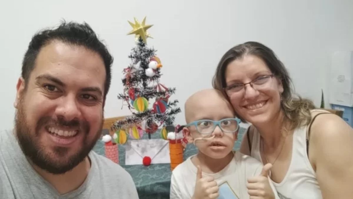 Felipe Ramírez junto a su padres esperando la Navidad y felices de la respuesta que le dio el Dibu Martínez a la cartita del nene que superó el cáncer. Felipe Ramírez junto a su padres esperando la Navidad y felices de la respuesta que le dio el Dibu Martínez a la cartita del nene que superó el cáncer.