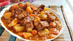 La receta de estofado de carne y papa es súper deliciosa y fácil de hacer.