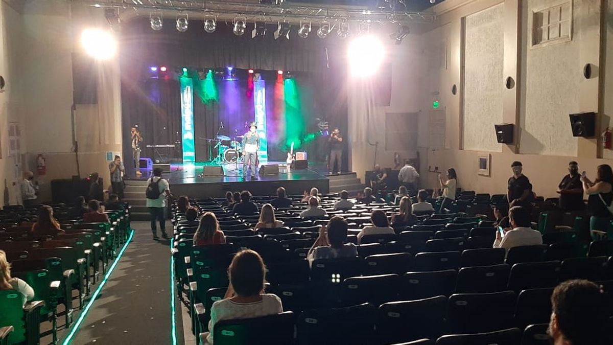El Cine Teatro Imperial fue el primer lugar que dio un show en vivo del país.