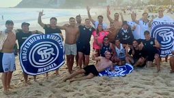 Los hinchas azules en la playa de Río.