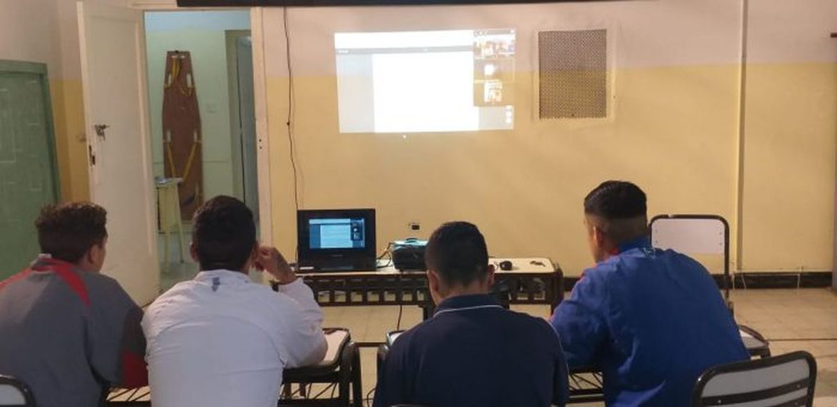 Jóvenes que están bajo el sistema de responsabilida juvenil en una clase virtual. Jóvenes que están bajo el sistema de responsabilida juvenil en una clase virtual.